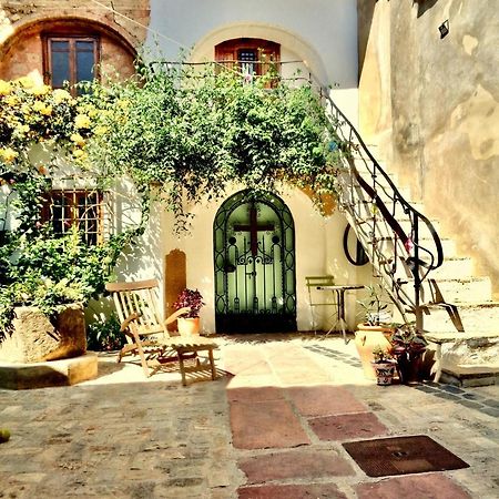 Oliva Courtyard Guesthouse Екстериор снимка