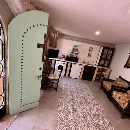 Oliva Courtyard Guesthouse Екстериор снимка
