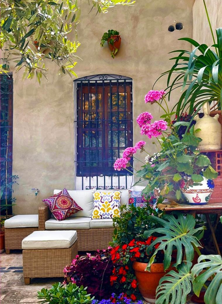 Oliva Courtyard Guesthouse Екстериор снимка