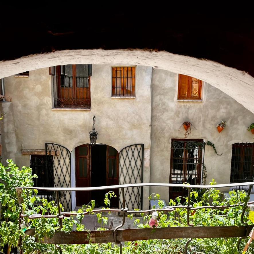 Oliva Courtyard Guesthouse Екстериор снимка