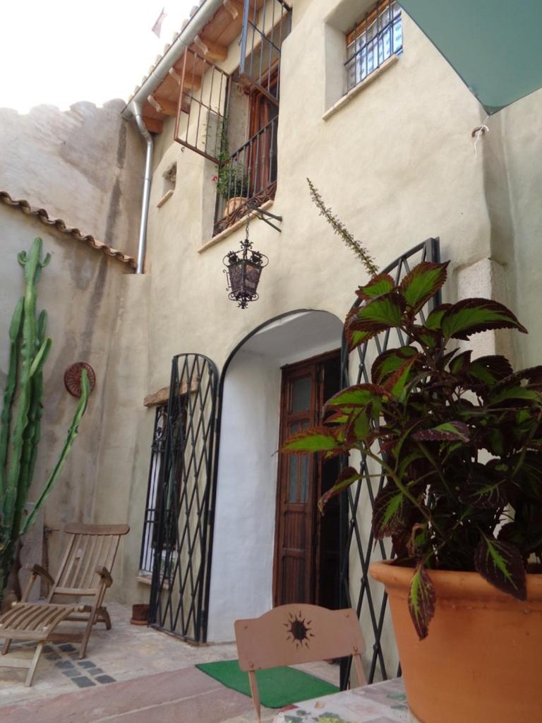 Oliva Courtyard Guesthouse Екстериор снимка