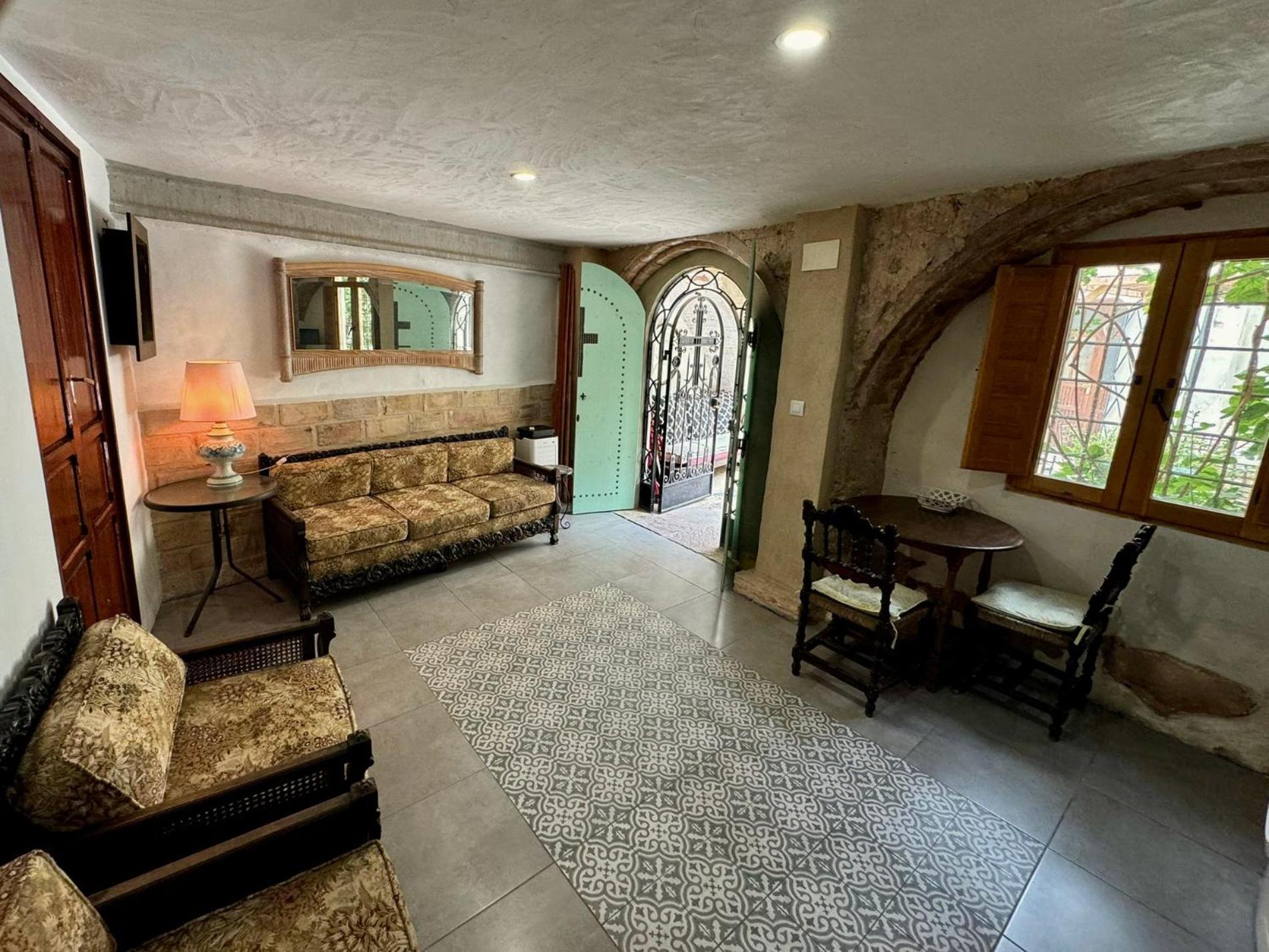 Oliva Courtyard Guesthouse Екстериор снимка